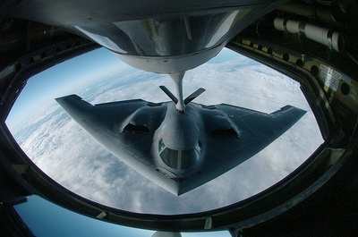 http://up.military.volleyball-forum.ir/up/military12/air/b2/b2-bomber-refueling.jpg