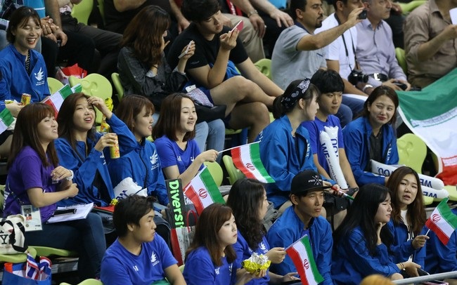 تصویر : والیبال ایران محبوب دختران و پسران کره ای !